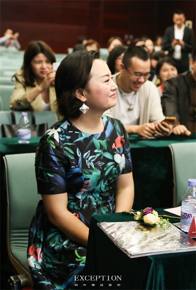 “十雅”魅力綻放，你們注意到女神手上的藍色錦魚了嗎？-別墅設計,軟裝設計,室內設計,豪宅設計,深圳例外軟裝設計公司