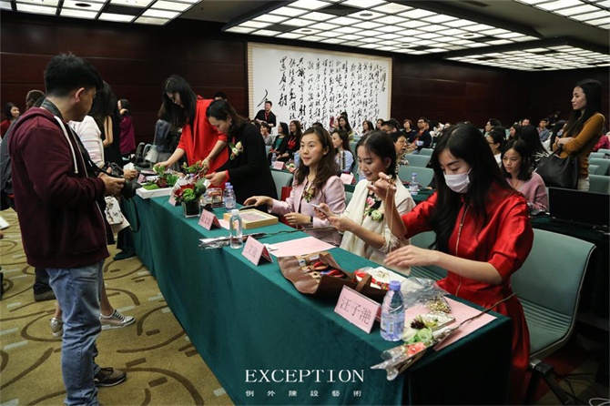 “十雅”魅力綻放，你們注意到女神手上的藍色錦魚了嗎？-別墅設計,軟裝設計,室內設計,豪宅設計,深圳例外軟裝設計公司